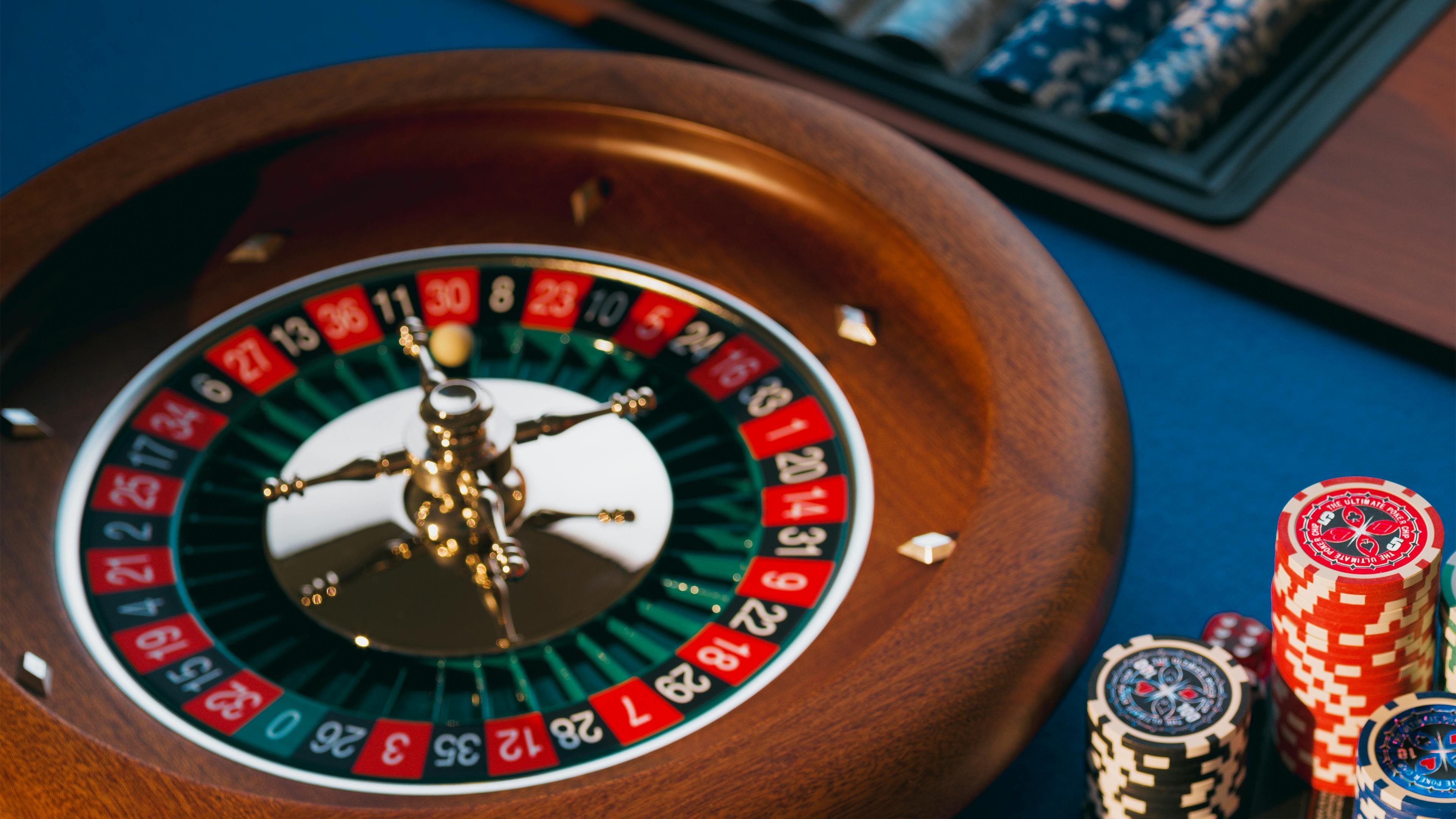 Phone-based browsing setup shown in the 7u7 bet app Mobile Slots Guide